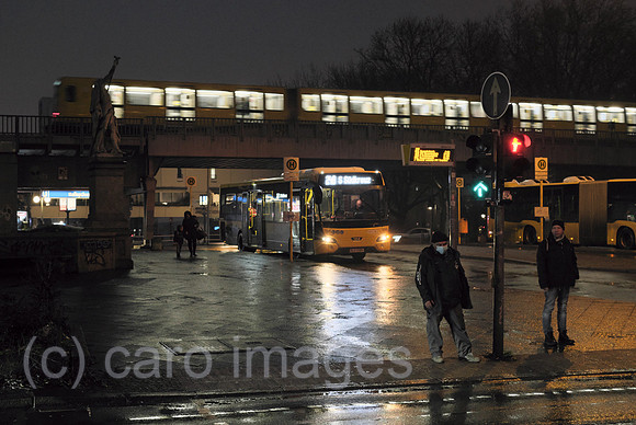 Deutschland, Berlin - Strassenszene mit Ampel und ueberirdisch fahrender U-Bahn am U-Bahnhof Hallesches Tor