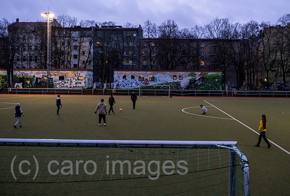 Deutschland, Berlin - Jugendliche beim Freizeitkick im Stadtteil Kreuzberg