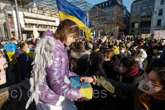 Deutschland, Bremen - Demonstration gegen Putins Krieg gegen die Ukraine, ukrainisches Maedchen sammelt Geld fuer die Ukraine