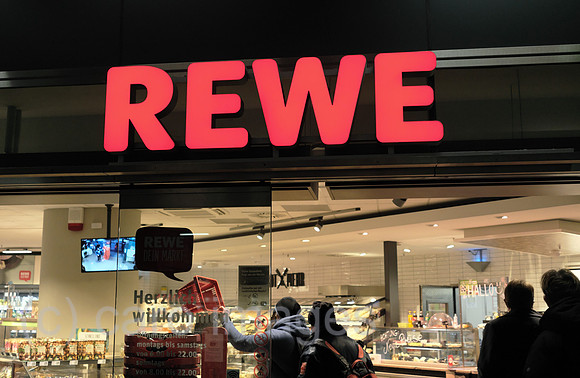 Deutschland, Berlin - Rewe-Supermarkt im Berlin Hauptbahnhof