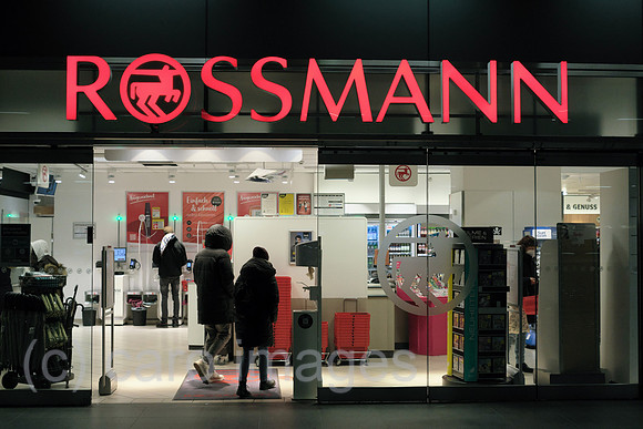 Deutschland, Berlin - Rossmann-Filiale im Berlin Hauptbahnhof