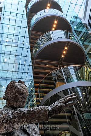 Deutschland, Berlin - Skulptur von Willy Brandt im Innenhof des Willy-Brandt-Haus, Bundeszentrale der SPD