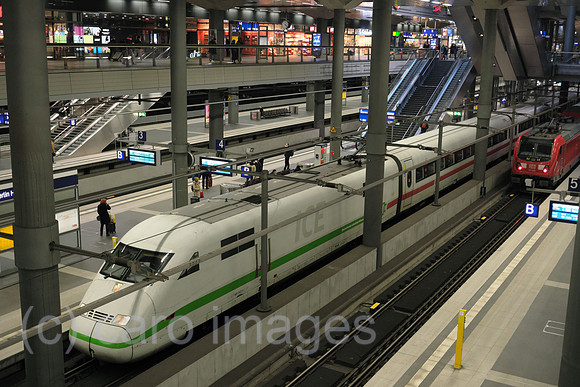 Deutschland, Berlin - ICE im Berlin Hauptbahnhof (tief)