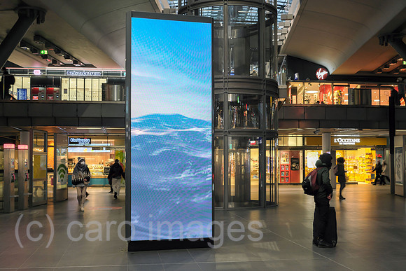 Deutschland, Berlin - LED-Saeule des Dienstleisters fuer digitale Kampagnenmedien STROEER im Berlin Hauptbahnhof