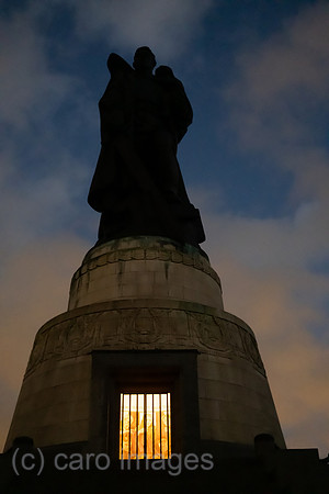 Deutschland, Berlin - Sowjetisches Ehrenmal im Treptower Park (1946), Statue des Rotarmisten