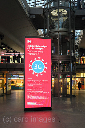 Deutschland, Berlin - Hinweis auf 3-G-Regel auf den Bahnsteigen (Coronavirus) im Berlin Hauptbahnhof
