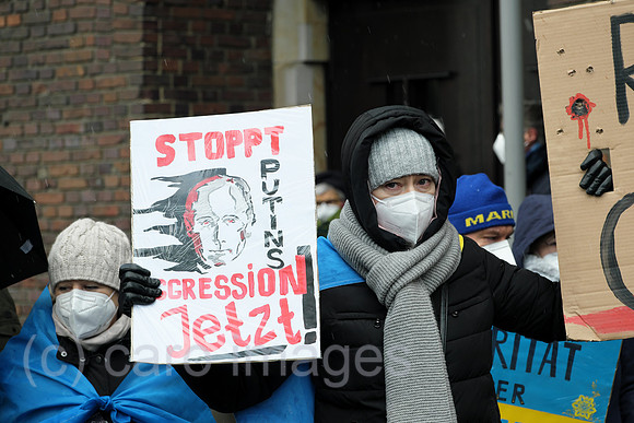 Deutschland, Bremen - Exil-Ukrainer und Belarussen protestieren gemeinsam gegen den Aufmarsch russischer Truppen in Osteuropa