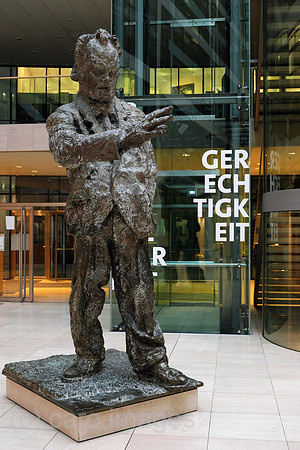 Deutschland, Berlin - Skulptur von Willy Brandt im Innenhof des Willy-Brandt-Haus, Bundeszentrale der SPD