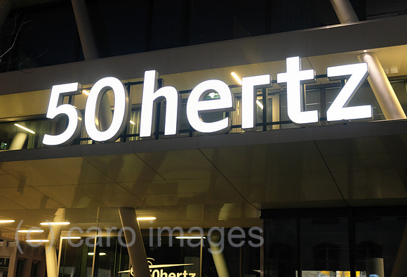 Deutschland, Berlin - LED-beleuchteter Schriftzug am Firmensitz von Uebertragungsnetzbetreiber 50 hertz
