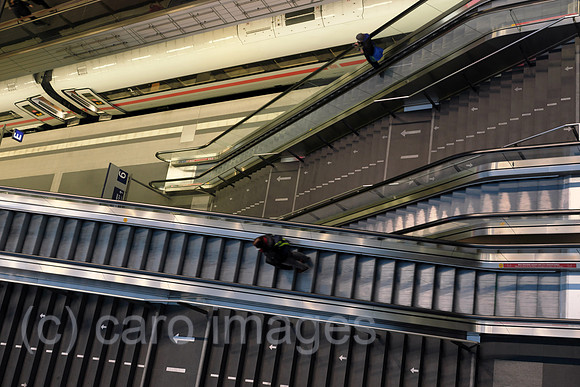 Deutschland, Berlin - Blick auf Rolltreppe in die untere Ebene im Berlin Hauptbahnhof (tief)