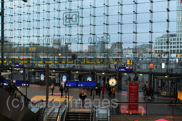 Deutschland, Berlin - Blick aus Berlin Hauptbahnhof auf den Europaplatz