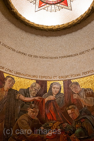 Deutschland, Berlin - Sowjetisches Ehrenmal im Treptower Park (1946), Mosaik in der Gruft unter der Statue des Rotarmisten