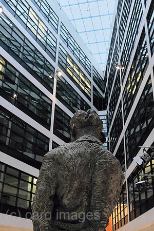 Deutschland, Berlin - Innenhof im Willy-Brandt-Haus, Bundeszentrale der Sozialdemokratischen Partei Deutschlands (SPD), vorne Skulptur von Willy Brandt