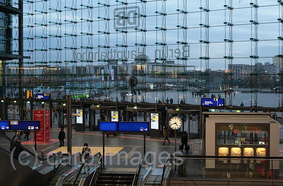 Deutschland, Berlin - Blick aus Berlin Hauptbahnhof auf den Spreebogen mit Neuer Nationalgalerie Reichstag