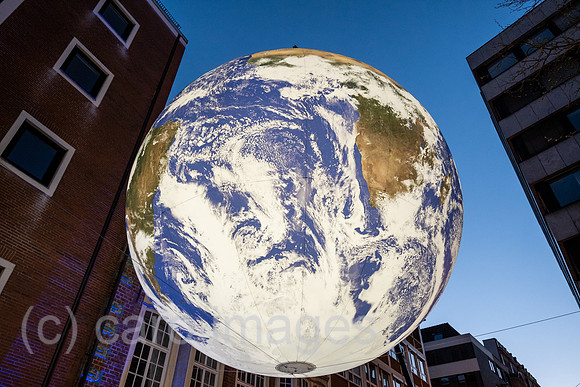 Deutschland, Bremen - schwebender, aufgeblasener Globus, Kunst-Installation zur Belebung der City