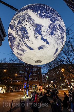 Deutschland, Bremen - schwebender, aufgeblasener Globus, Kunst-Installation zur Belebung der City und Puplikum eines Open-Air-Kinos