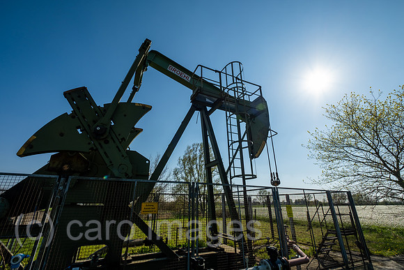 Deutschland, Barenburg - Erdoelproduktionsbohrung von Exxon Mobile mit einer Pferdekopfpumpe