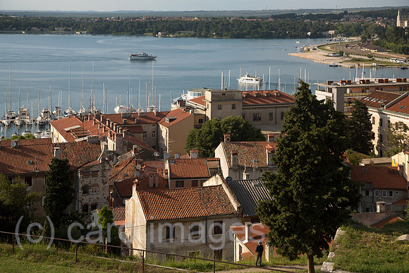 Kroatien, Pula - Blick vom Festungshuegel auf das mittelalterliche Stadtzentrum und die Bucht von Pula