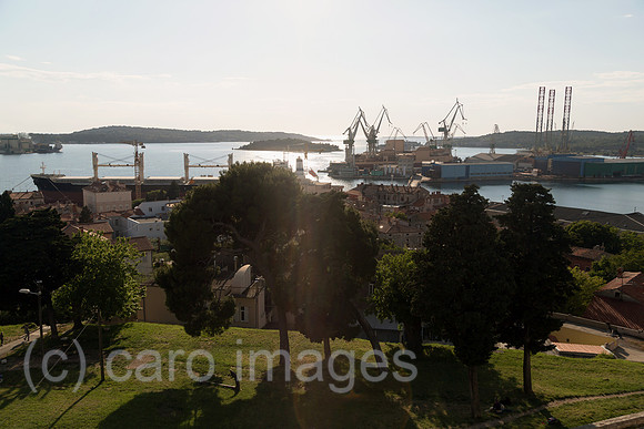Kroatien, Pula - Blick vom Festungshuegel auf das mittelalterliche Stadtzentrum und die Bucht von Pula mit dem Hafen