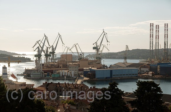Kroatien, Pula - Blick vom Festungshuegel auf das mittelalterliche Stadtzentrum und die Bucht von Pula mit dem Hafen