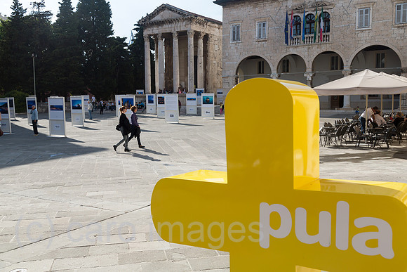 Kroatien, Pula - Forum, der zentrale Platz der Stadt: links der roemische Augustustempel, rechts historisches Rathaus