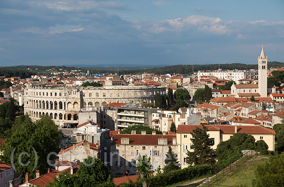 Kroatien, Pula - Blick vom Festungshuegel auf das Stadtzentrum und das roemische Amphitheater, in Pula genannt Arena ( I. Jh.)