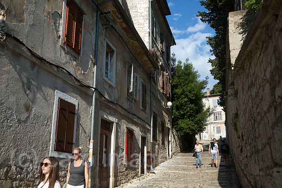 Kroatien, Pula - Gasse zum Aufstieg zwischen mittelalterlicher Altstadt und Festung