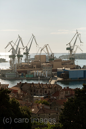 Kroatien, Pula - Blick vom Festungshuegel auf das mittelalterliche Stadtzentrum und die Bucht von Pula mit dem Hafen