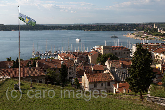 Kroatien, Pula - Blick vom Festungshuegel auf das mittelalterliche Stadtzentrum und die Bucht von Pula
