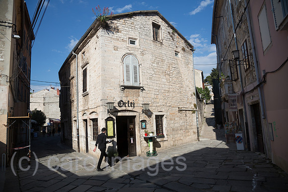 Kroatien, Pula - Restaurant und Gassen in der mittelalterlichen Altstadt