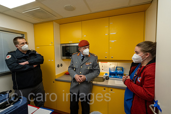 Deutschland, Bremen - General Carsten Breuer, Leiter des Corona-Krisenstabes informiert sich in Impfmobil ueber die Bremer Impfkampagne