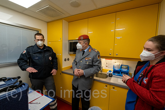 Deutschland, Bremen - General Carsten Breuer, Leiter des Corona-Krisenstabes informiert sich in Impfmobil ueber die Bremer Impfkampagne