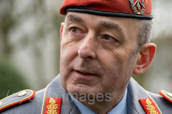 Deutschland, Bremen - General Carsten Breuer, Leiter des Corona-Krisenstabes informiert sich ueber die Bremer Impfkampagne
