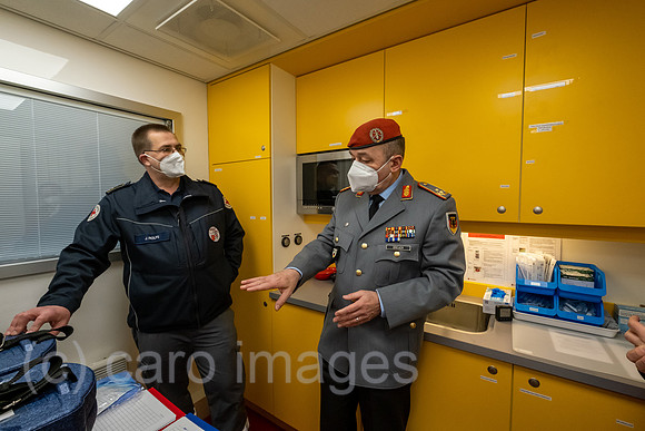 Deutschland, Bremen - General Carsten Breuer, Leiter des Corona-Krisenstabes informiert sich in Impfmobil ueber die Bremer Impfkampagne