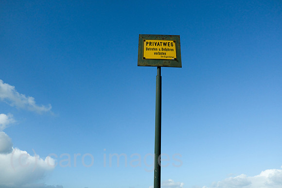 Deutschland, Bremen - hoch in den Himmel ragendes Schild PRIVATWEG