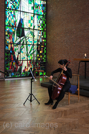 Deutschland, Bremen - Cellistin bei einem Solo bei einem Konzert von Alter Musik in einer Kirche