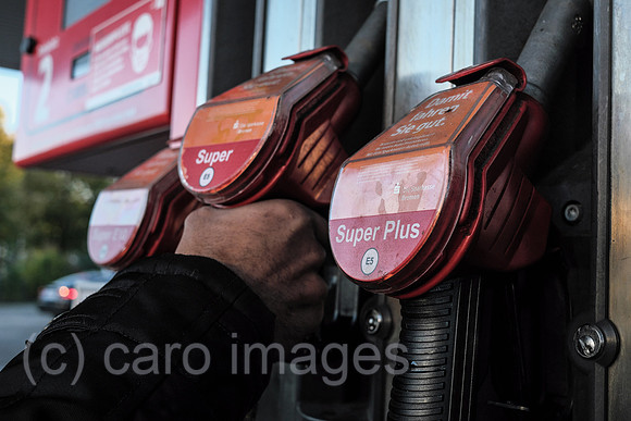 Deutschland, Bremen - Tankstelle, Hand am Zapfhahn fuer Super-Benzin
