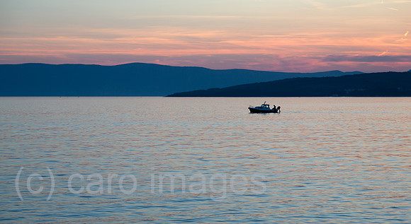Kroatien, Krk (Hauptstadt der Insel Krk) - Blick auf die Bucht vor Krk mit einem Boot