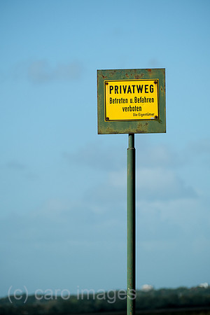 Deutschland, Bremen - hoch in den Himmel ragendes Schild PRIVATWEG