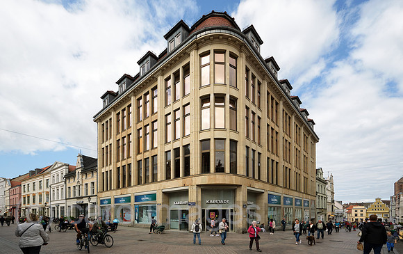 Deutschland, Wismar - GALERIA Karstadt Kaufhof, Das Stammhaus der Warenhauskette Karstadt (Gruendung 14. Mai 1881)