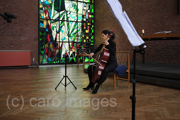 Deutschland, Bremen - Cellistin bei einem Solo bei einem Konzert von Alter Musik in einer Kirche
