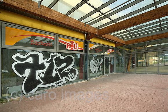 Deutschland, Bremen - Eingang mit Baeckerei zu Baumarkt der pleite gegangenen Kette Max Bahr (Insolvenz 2013), die zu Praktiker gehoerte