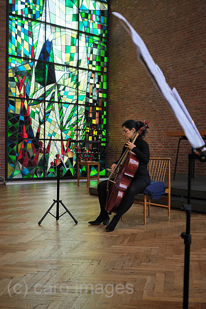 Deutschland, Bremen - Cellistin bei einem Solo bei einem Konzert von Alter Musik in einer Kirche
