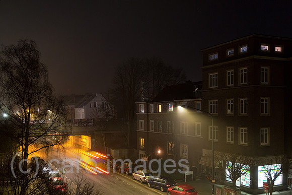 Deutschland, Bremen - Naechtliche Strassenszene in Altbaubezirk, links Eisenbahnbruecke