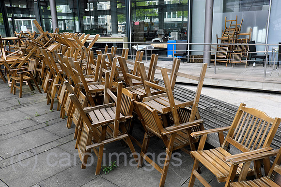 Deutschland, Hannover - Hochgestellte Stuehle wegen Corona-Lockdown