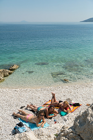 Kroatien, Rabac - Junge Frauen am Strand in Rabac an der Adria