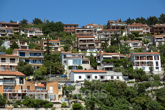 Kroatien, Rabac - Haeuser von Einheimischen und Ferienhaeuser an der Kueste an der Adria