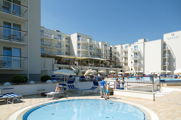 Kroatien, Rabac - Valamar-Hotelkomplex mit Swimmingpool an der Adria