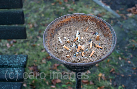 Berlin, Deutschland -  Aschenbecher neben einer Parkbank