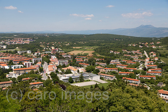 Kroatien, Labin - Vorort mit neuen Wohngebaeuden des Bergstaedtchen Labin